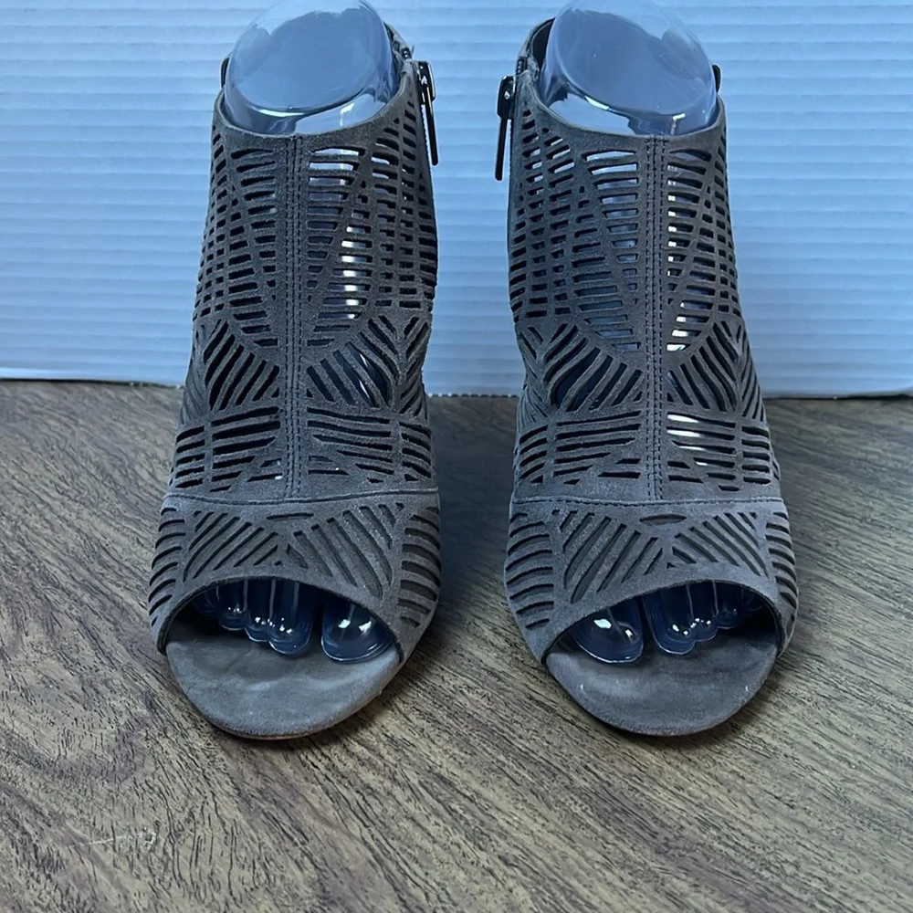 Vince Camuto Kimora Gray Leather Block Heel Booties Size 7.5